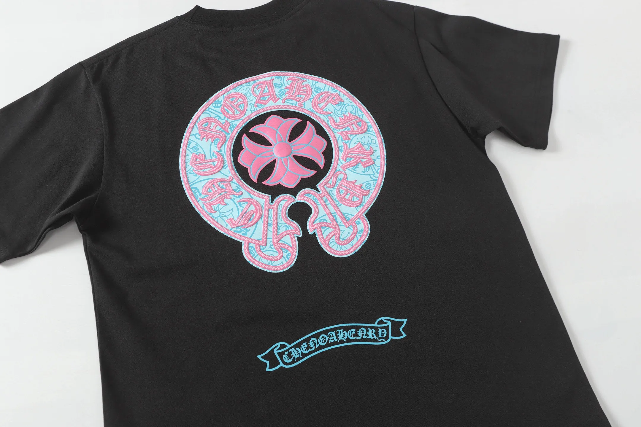🅿️170 Chrome hearts ch Chrome hearts horseshoe painted foam short-sleeved T-shirt. Large version. Loose and stylish. The difference is the low version, the slim version, the upper body and the hips. 100% commitment: top quality, not fast food. The highest version on the market. Top quality, 280g, 26 custom-dyed double yarn cotton, same style for men and women, complete with three standards. Color: black, white Size: XS-L